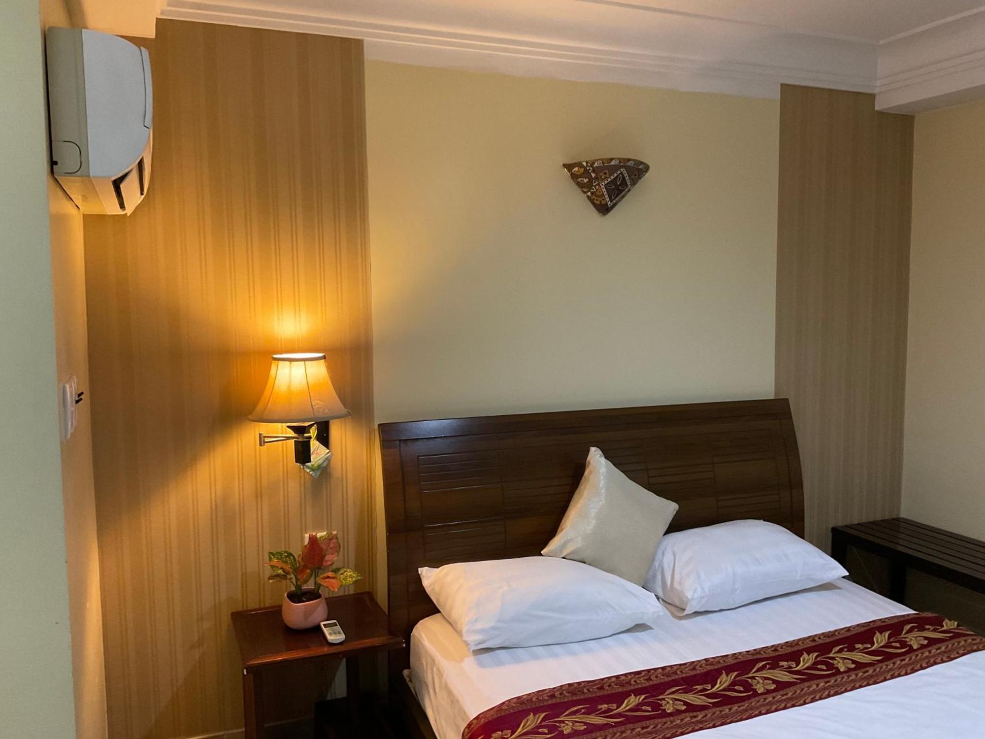Khach San Minh Chau - Hoa Hung Hotel Ho Chi Minh City Exterior photo