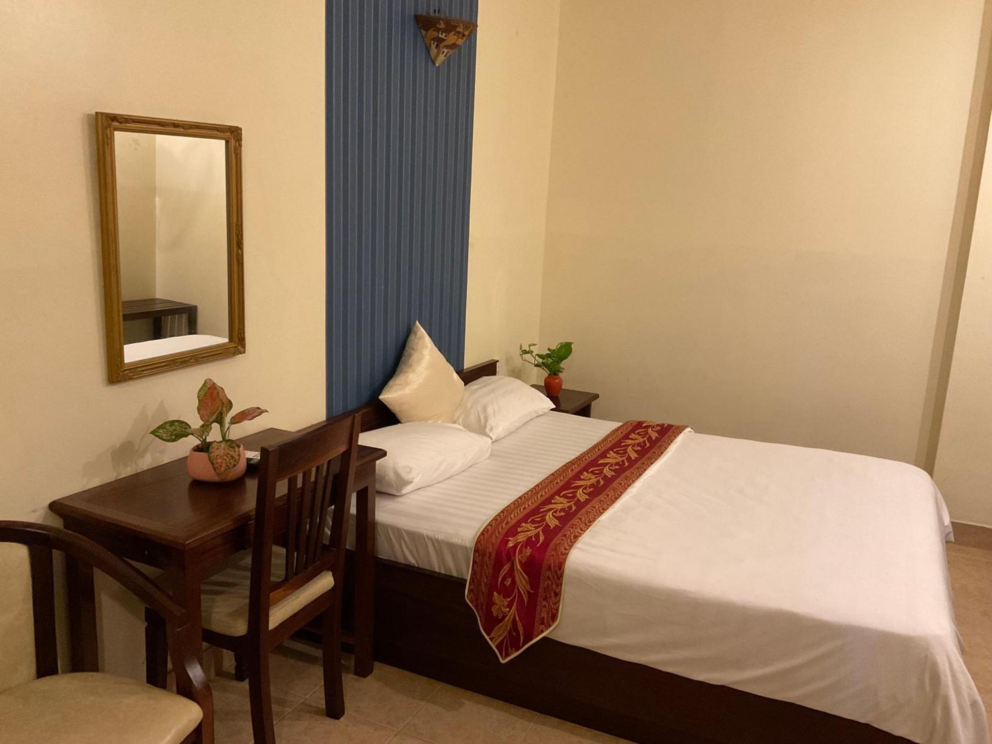 Khach San Minh Chau - Hoa Hung Hotel Ho Chi Minh City Exterior photo