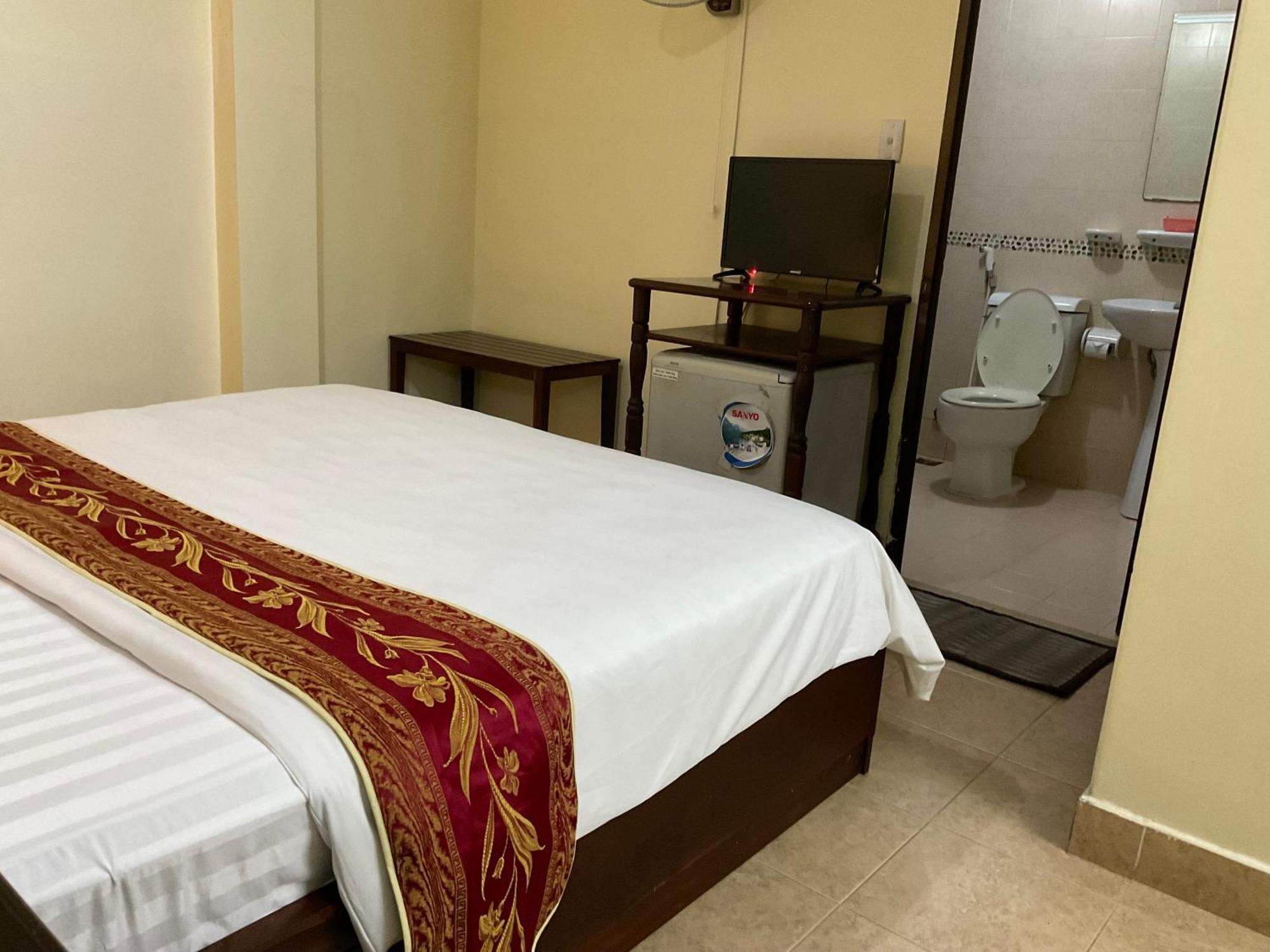 Khach San Minh Chau - Hoa Hung Hotel Ho Chi Minh City Exterior photo